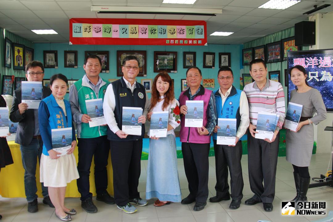 ▲大陸新住民王莉在二林鎮育德國小舉行「飄洋過海只為與你相遇」簽書會，獲得各界都紛紛掏錢認購響應。（圖／記者陳雅芳攝，2018.03.28）