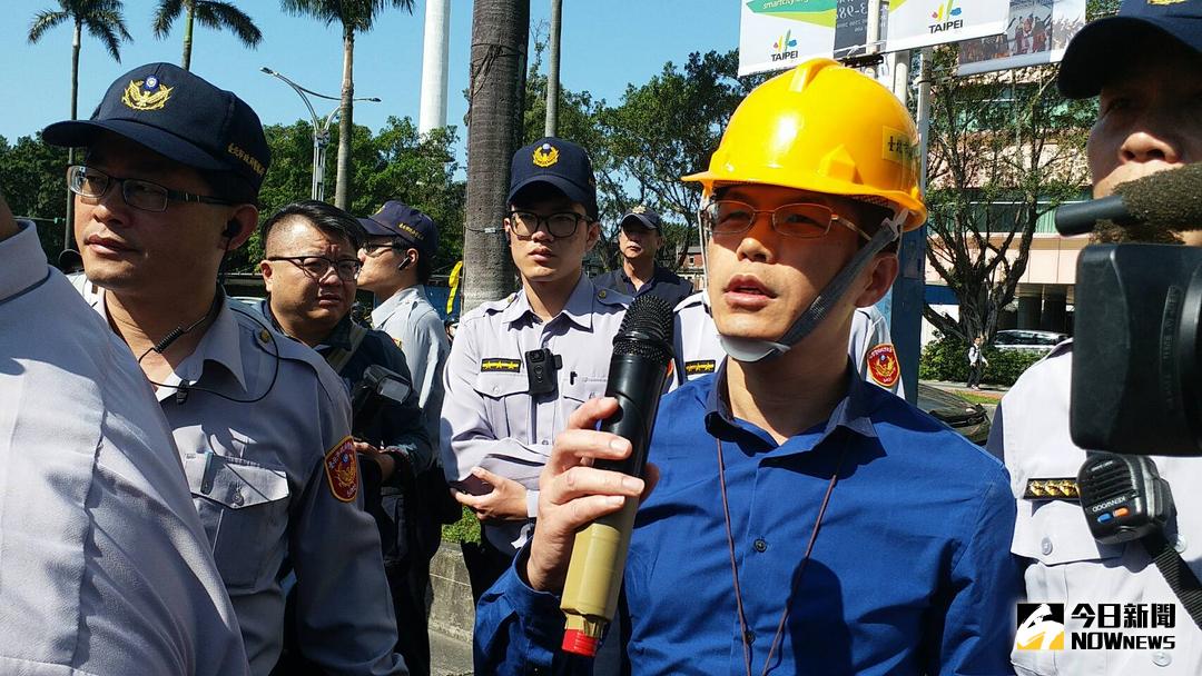 ▲建管處官員29日上午親赴八百壯士帳篷遞交送達書，並再次呼籲八百壯士能自行拆除。（圖／邱明玉攝 , 2018.3.29）