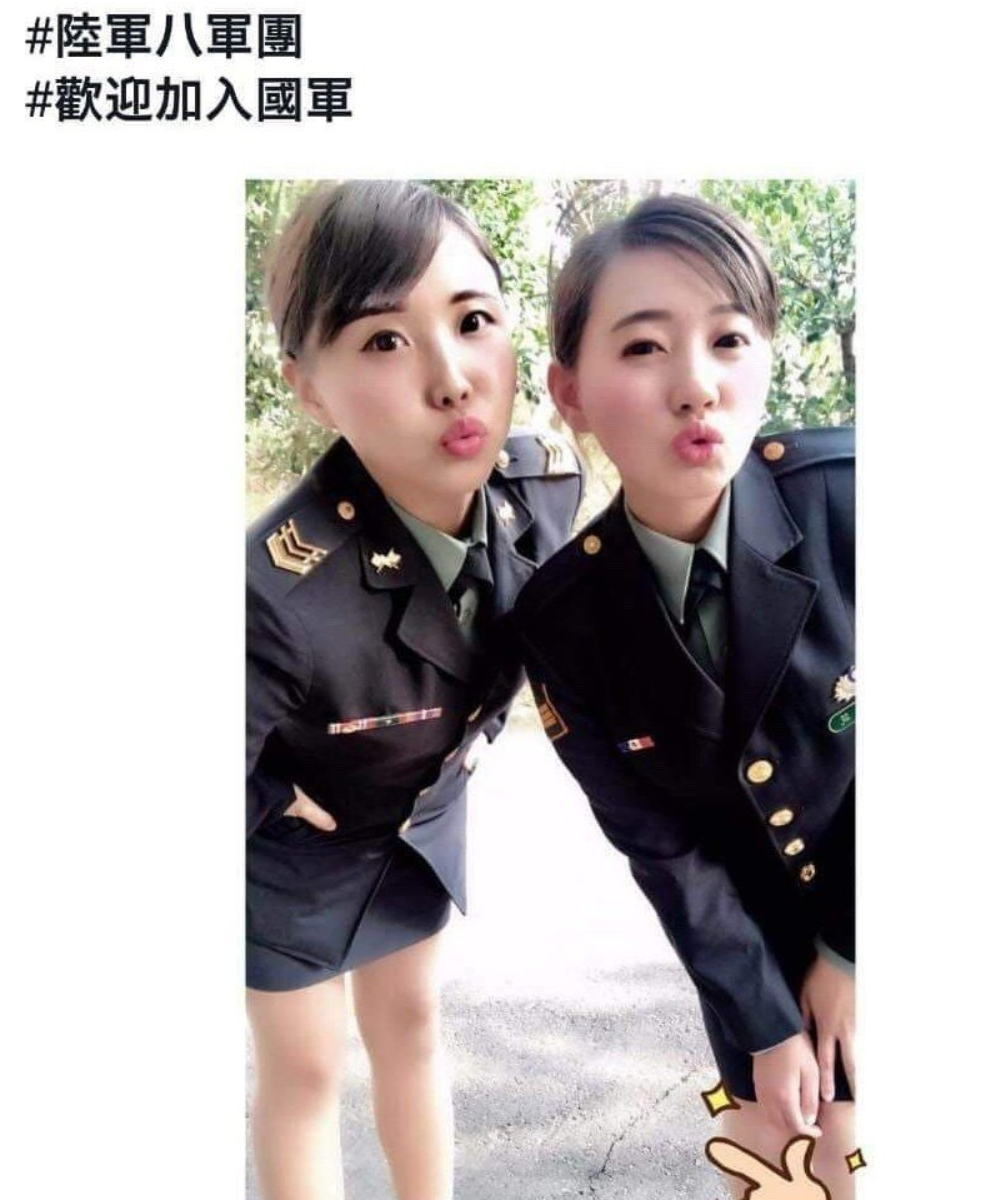 ▲陸軍8軍團的張姓女士官、洪姓女士兵，化妝穿上裙子奇短的軍常服，兩人都嘟起可愛小嘴一起合影，在 IG 貼照留言說：「新來的妹子，我們未來會更好的」。然後 TAG 說：陸軍八軍團；歡迎加入國軍。（圖／翻攝自 IG）