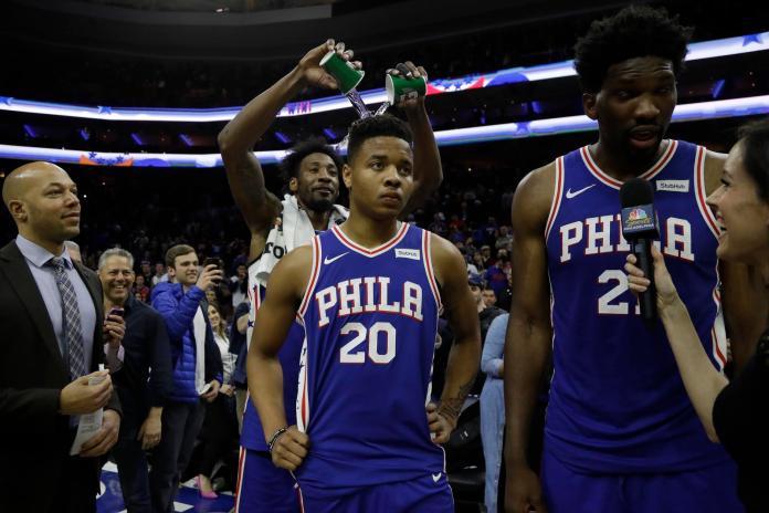 ▲Markelle Fultz\\(中\\)、Joel Embiid\\(左\\)（圖／美聯社／達志影像）