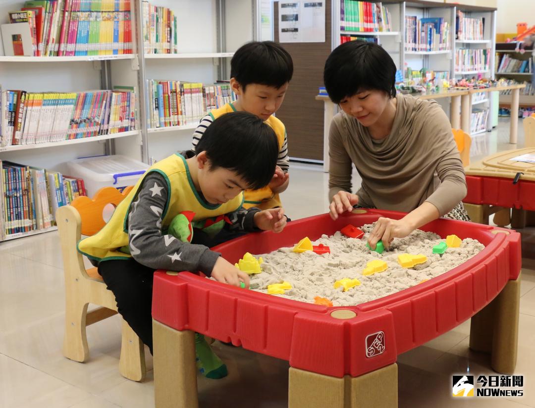 ▲新北市立圖書館新莊聯合分館新推出「共融式沙桌」遊戲，讓身障孩子也能和一般孩童一樣開心玩沙。（圖／記者蔡琇惠攝，2018.03.29）