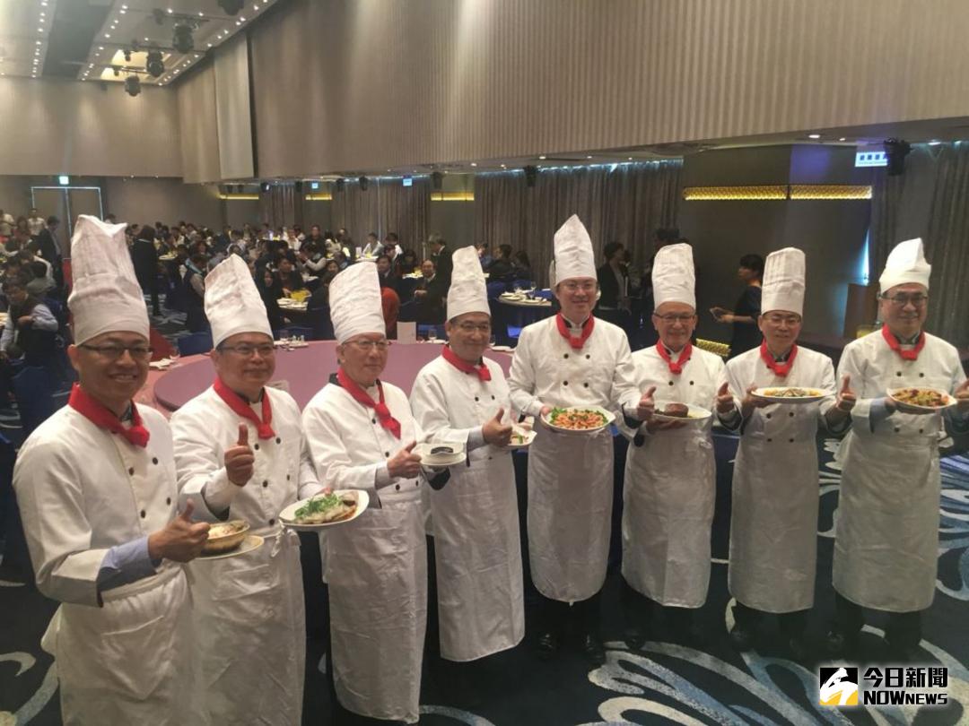 ▲新竹縣長邱鏡淳（左三）與北台七縣市首長簽署校園營養午餐在地食材合作宣言，換妝廚師服「首長上菜」。（圖／新竹縣政府提供 , 2018.03.29）