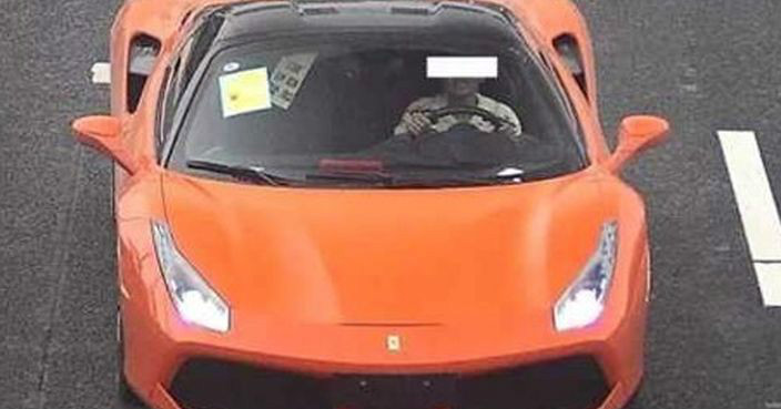 ▲湖北武漢有一名男子偷走法拉利跑車，卻因為不會關敞篷，落得淋雨兜風的下場。（圖／截取自梨視頻）