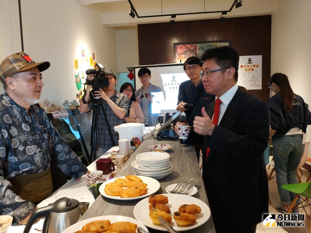 ▲台中市社會局輔導打造的公益咖啡館，由街友阿文掌櫃，沖煮的咖啡，局長呂建德大讚「有溫度」。（圖／金武鳳攝 , 2018.3.29\\)