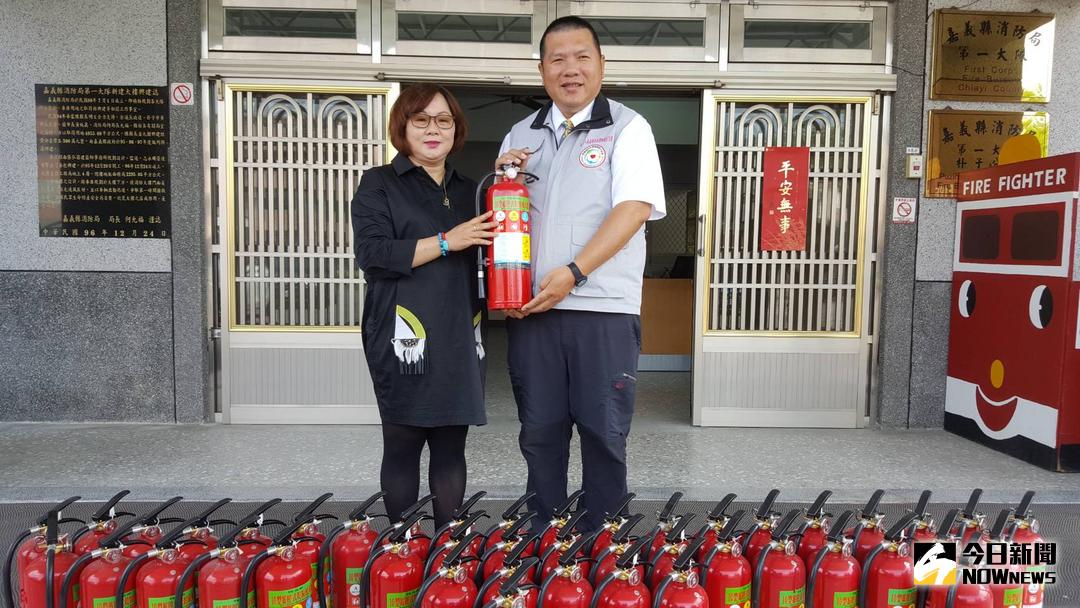▲消防好朋友呂文正宣布參選嘉義縣議員，朴子義消分隊長周許素蘭捐贈100支消防滅火器給慈善團體聯合協會，預祝順利當選。（圖／邱嘉琪攝 , 2018.03.29）
