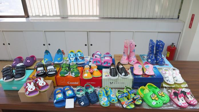 ▲經濟部標檢局針對20件童鞋商品進行檢測，結果發現有2件塑化劑不符合國家標準要求，6件不符合鞋類商品標示基準的標示規定。（圖／標檢局提供）