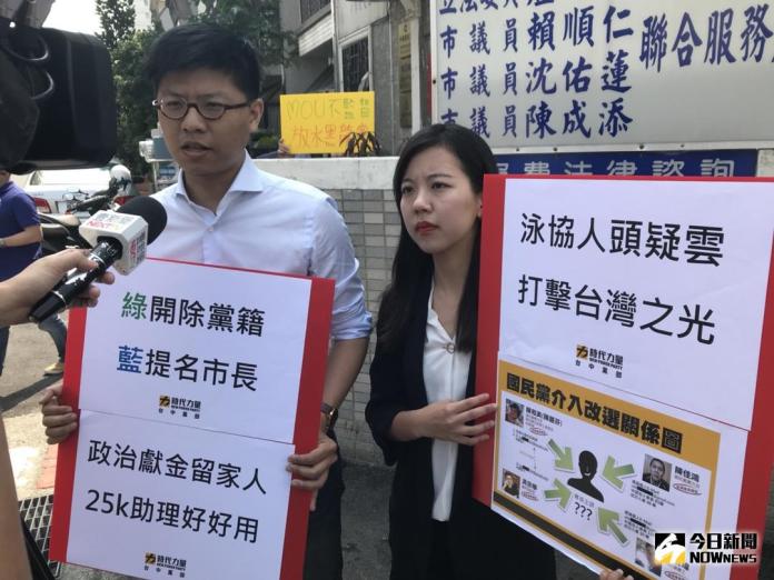▲時代力量提名台中市議員參選人許皓甯(左者\\)、吳佩芸(右者\\)前往立委盧秀燕北屯服務處「踢館」（圖／柳榮俊攝 , 2018.3.30)