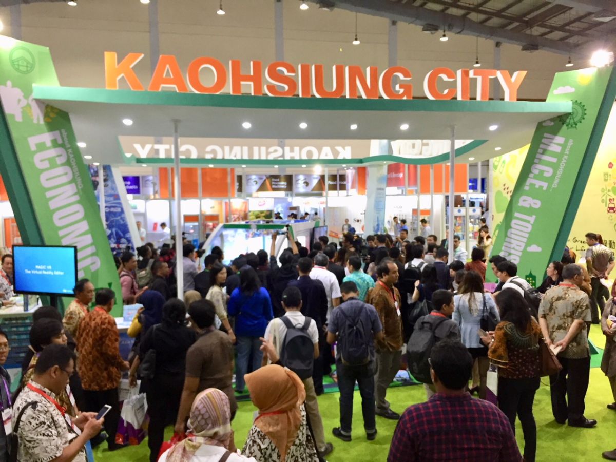 ▲「2018年印尼台灣形象展-高雄城市形象館」開展首日參觀人潮絡繹不絕。（圖／高市經發局提供,2018.03.30）