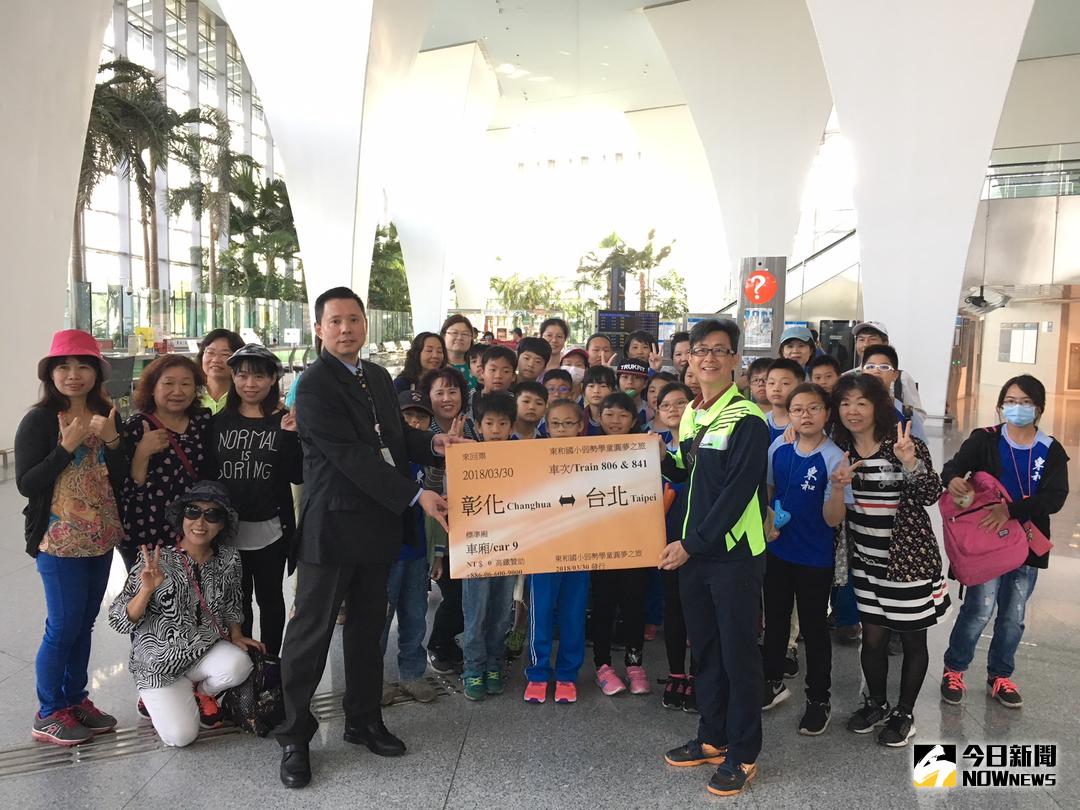 ▲高鐵彰化站贊助東和國小學童搭乘高鐵列車前往台北，出發前同學們在車站大廳表演精彩的陶笛直笛合奏，與所有旅客分享出遊的喜悅。（圖／記者陳雅芳攝，2018.03.30）