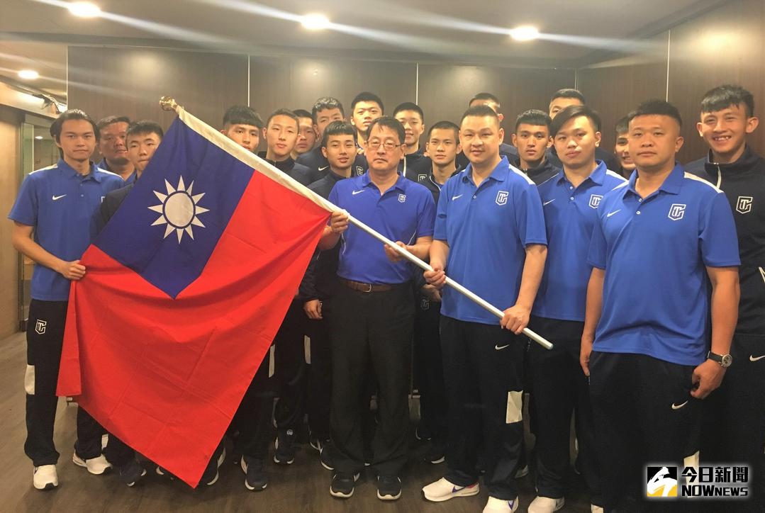 ▲中華U16亞洲青年男籃代表隊接受中華籃協秘書長李一中授旗。（圖／鍾東穎攝 , 2018.03.30）