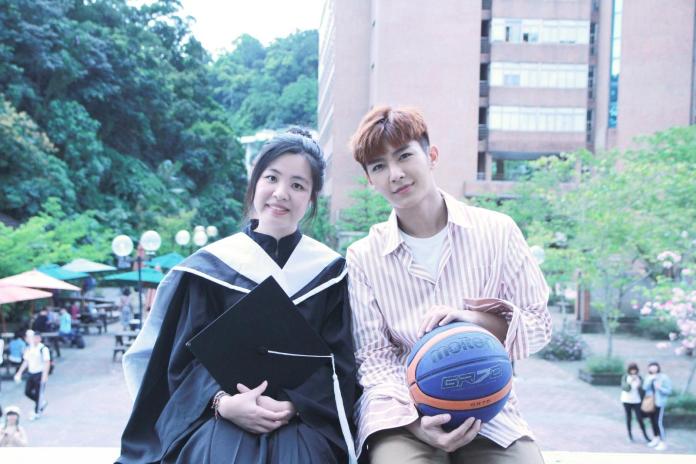 ▲炎亞綸（右）與來自香港現在在世新大學就讀的粉絲展開「一對一約會」。（圖／Hit Fm聯播網提供 , 2018.03.31）