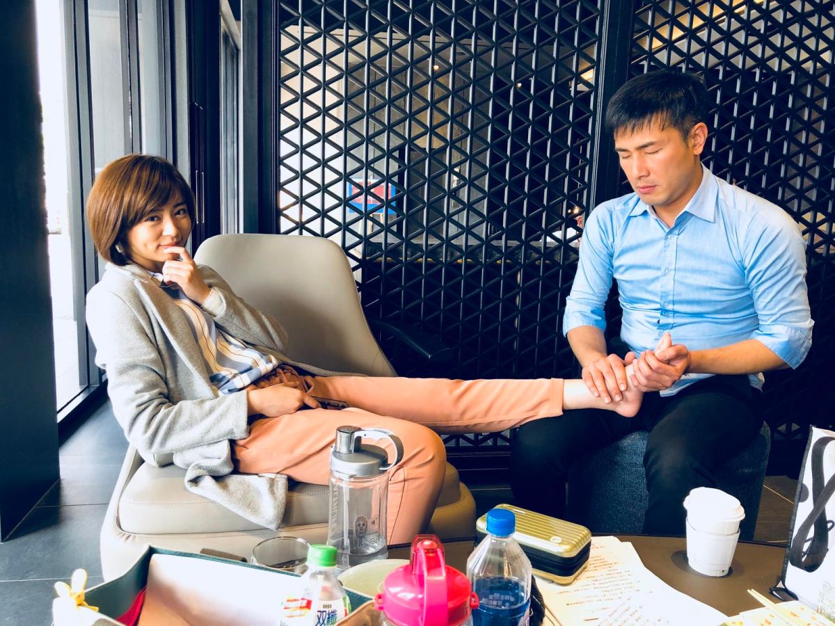 ▲傅子純幫王瞳按摩腳。（圖／民視提供 , 2018.3.31）