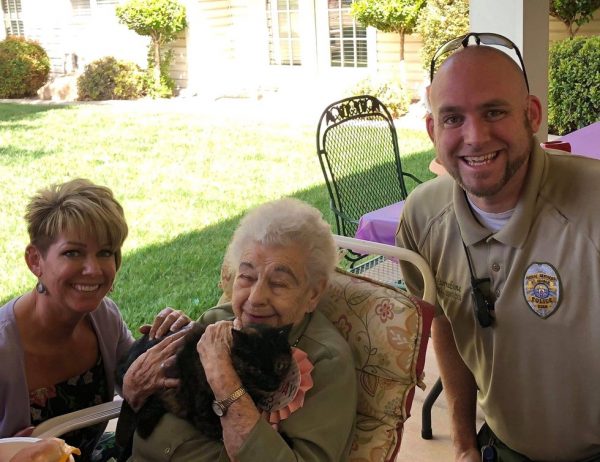 收容所的工作人員專程將瑪莉送到安養中心來，完成這位103歲人瑞貓奴的心願！