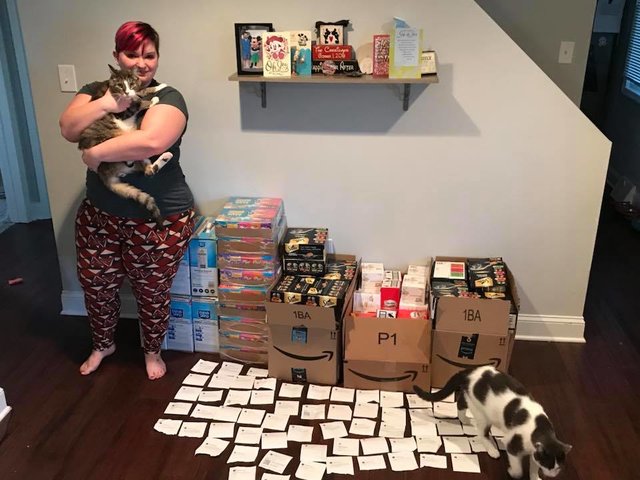因為湯瑪斯的關係，許多熱心網友為了感謝蘿拉挺身而出，紛紛寄來一些貓咪食品表達支持之意。蘿拉很開心，而湯瑪斯本貓倒是很淡定。