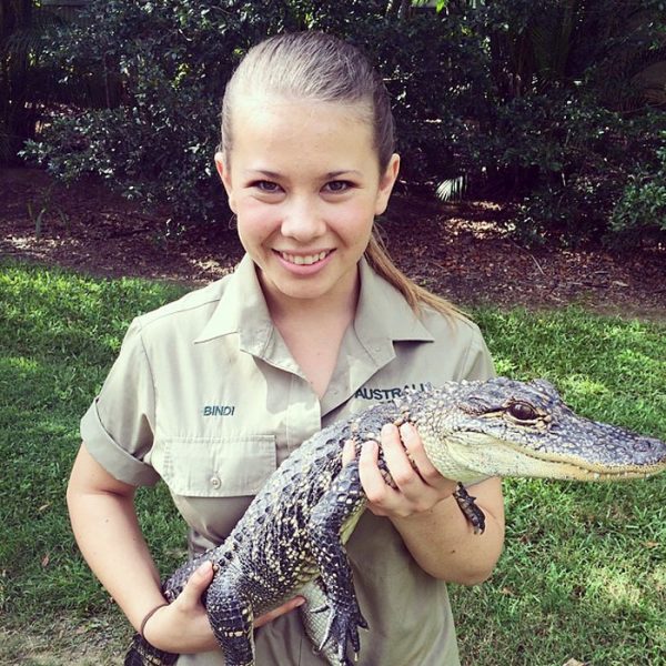 時光飛逝，鱷魚先生過世轉眼也12年了，當年的小女孩也長成美少女，現年19歲的賓蒂如今在父親創辦的澳大利亞動物園裡工作，繼承衣鉢。