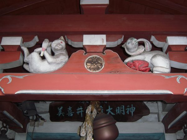 神社上方更有著喵咪與鳥、貓咪與章魚腳的雕像。