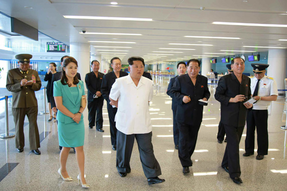 ▲北韓領導人金正恩與夫人李雪主視察平壤國際機場新航廈。（圖／勞動新聞）