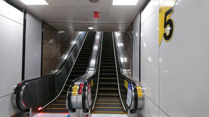 ▲不少人在搭乘電扶梯時習慣靠右站立，將左側讓給趕時間的民眾通行。（示意圖／台北捷運提供）