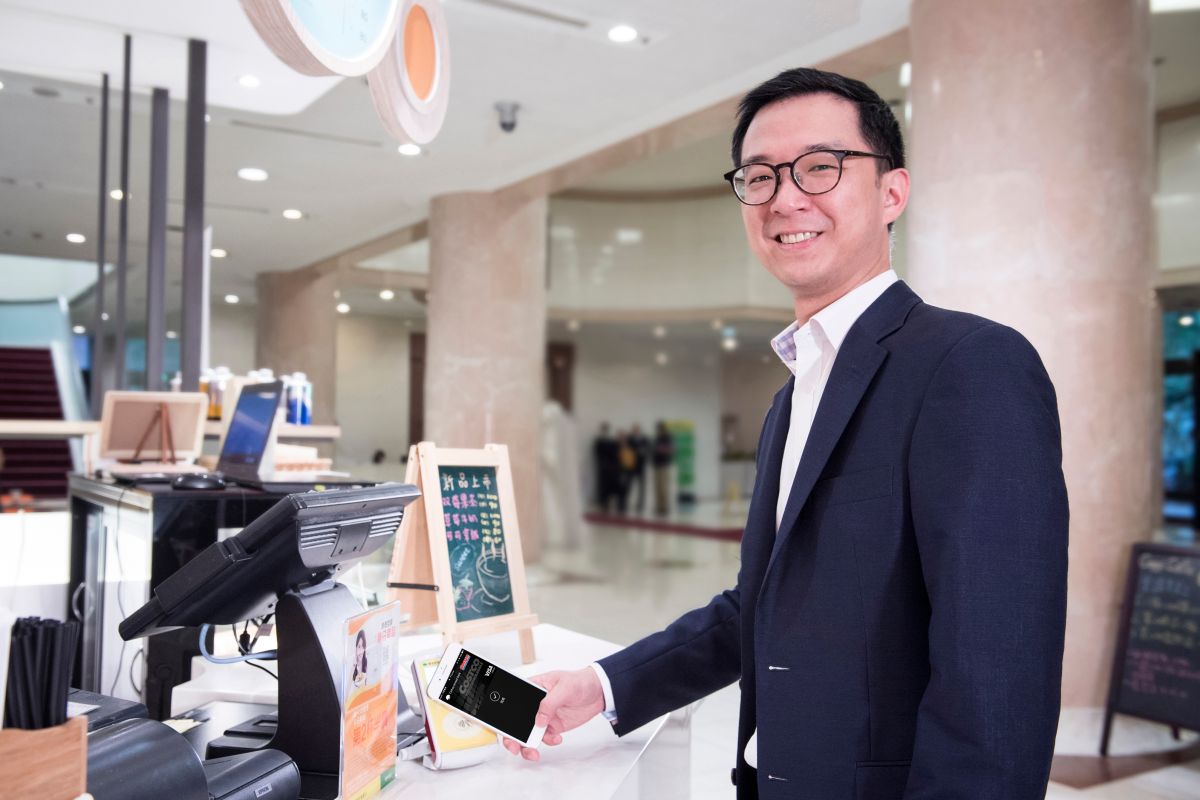 ▲國泰金控旗下國泰世華銀行副董事長蔡宗翰與父親國泰金控董事長蔡宏圖一樣都是美國哈佛大學畢業。（圖／國泰世華銀行提供）