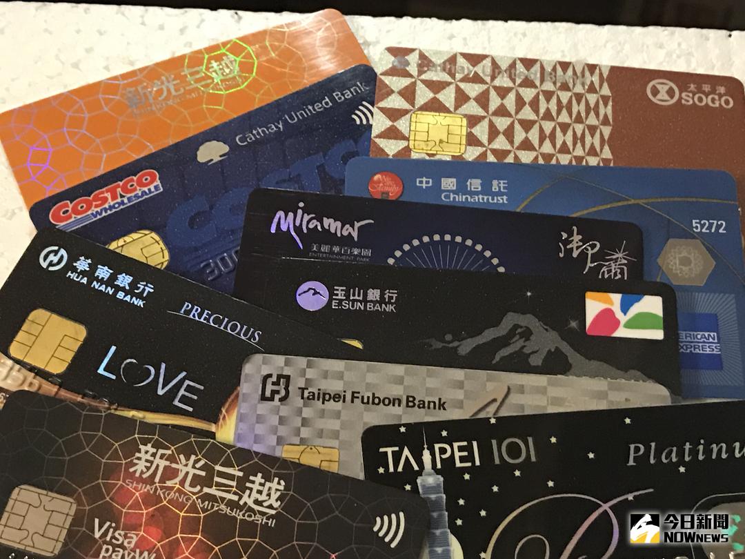 ▲汽機車使用牌照稅開徵，多家銀行提供刷卡繳稅免手續費，再享分期零利率優惠。（圖／NOWnews資料照）