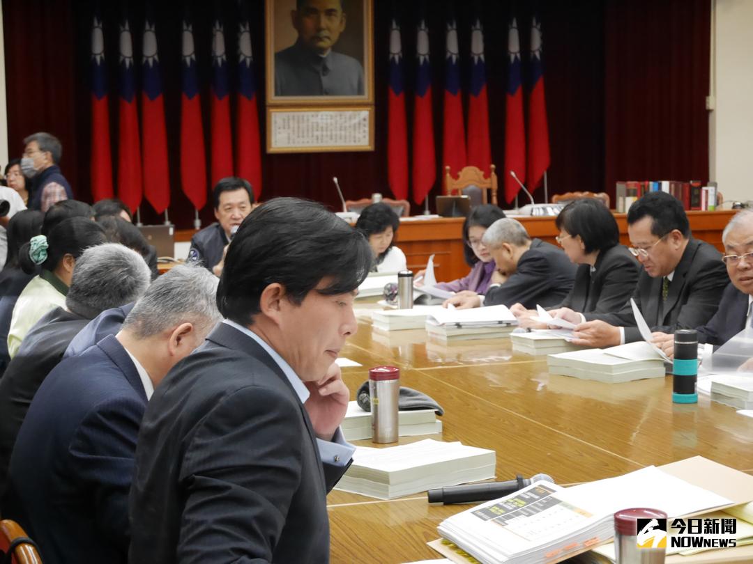 ▲立法院財委會初審通過主管機關可視保險業財務狀況 、風險管理及法令遵循情況，對投資國際板金額予以限制。也就是說，如果財務、風控不佳，保險業投資國際板將受限。（圖／NOWnews資料照）