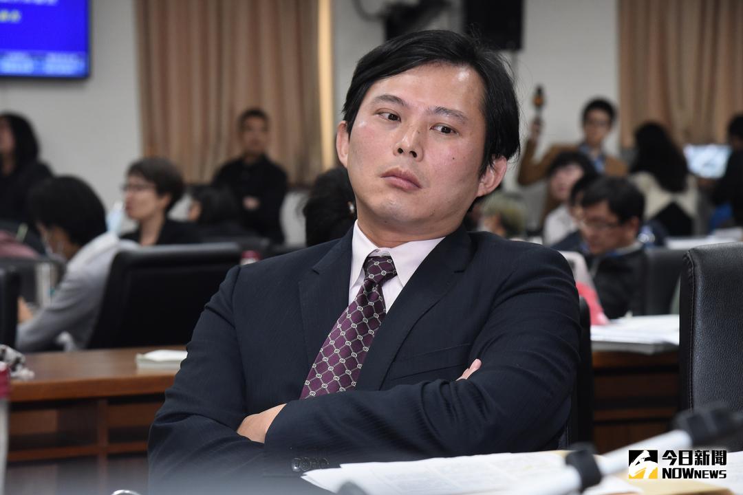 ▲中選會主委陳英鈐表示，時代力量主席黃國昌提出的「廢止今年 1 月底三讀通過的《勞動基準法》修正案」，因沒有領取第二階段成案連署書，視為「已放棄連署」。（圖／NOWnews 資料照）