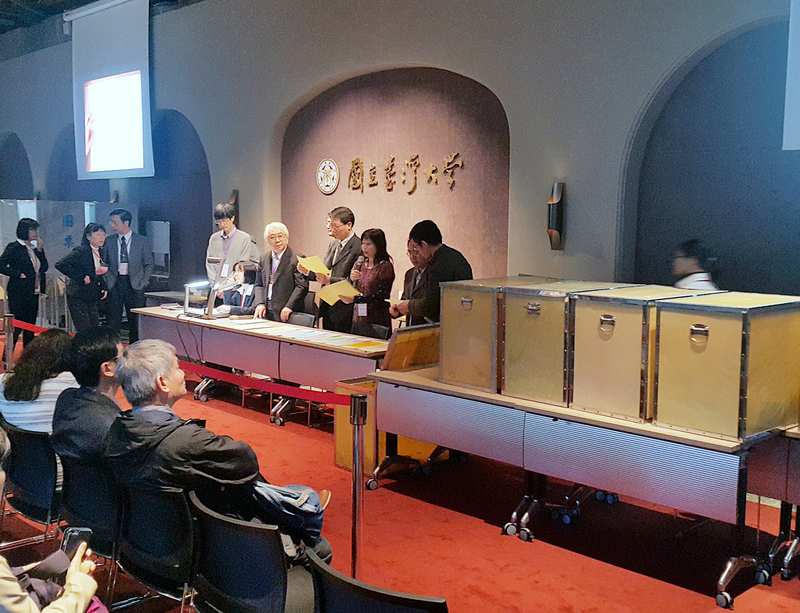 ▲台灣大學校務會議針對8名校長候選人進行「推薦投票」，獲得三分之一以上票數支持的候選人才能進入遴選委員會階段。（圖／中央社資料照,2017.12.23）