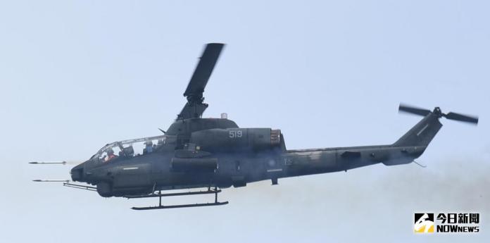 ▲國軍「漢光33號」演習實兵演練反舟波射擊，AH-1W眼鏡蛇攻擊直升機發射火箭射擊。（圖／記者陳明安攝）
