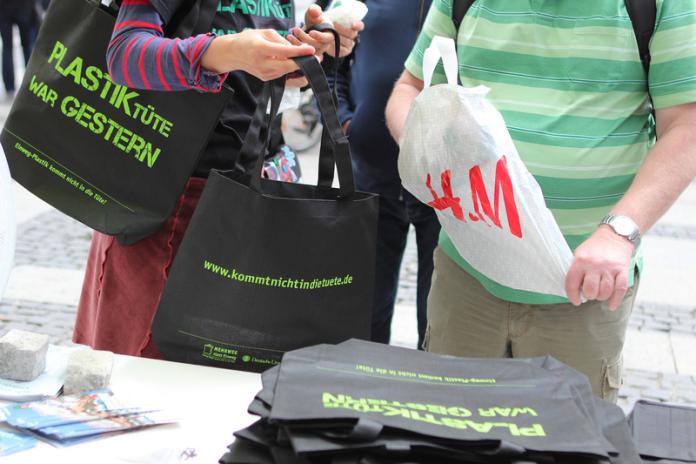 ▲德國環保團體經常在街頭舉辦塑膠袋換購物袋的活動，提醒民眾少用塑膠袋。（德國環保團體Deutsche Umwelthilfe提供）中央社記者林育立柏林傳真  107年1月17日