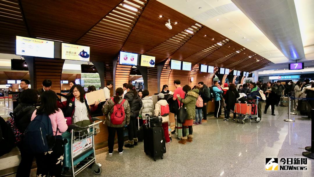 ▲疾病管制署今（ 3 ）日公布麻診確定病例，其中一名 30 多歲男性空服員， 4 月 2 日仍照常出勤，一共服務 266 名乘客。（圖／NOWnews資料圖片）