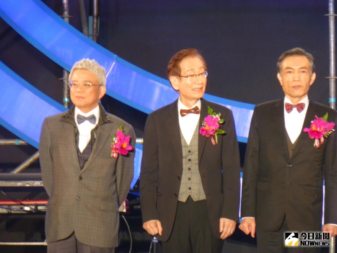 ▲華碩4月18日傍晚發出重訊，董事會決議由施崇棠（圖中）續任董事長、徐世昌（圖左）接任副董事長，曾鏘聲（圖右）續任集團總裁。（圖／記者許家禎攝，資料照片）