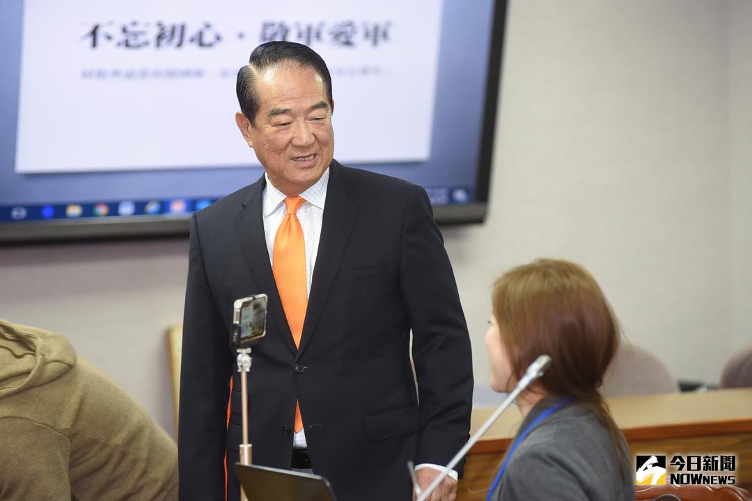 ▲談到親民黨本身，似乎也是「老人政治」，尤其黨主席宋楚瑜更是「萬年黨主席」，對此，黨團總召李鴻鈞說， 親民黨就是跟宋楚瑜畫上等號，宋楚瑜是沒有辦法被取代的。（資料照片／記者陳明安攝）