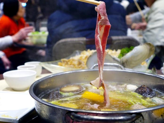 她嫌火鍋湯底口味重！老饕狂推「隱藏點法」：越吃越涮嘴
