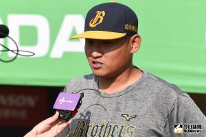 ▲中信兄弟投捕教練王峻杰表示，「PitchCom的複雜程度，確實需要一點時間才能夠上手」。（圖／記者陳明安攝 , 2018.03.24）