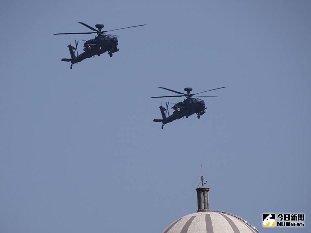 ▲國防部3月24日與教育部合辦「全國高級中等學校學生創意愛國歌曲觀摩競賽」，陸航AH-64E 阿帕契直升機編隊通過博愛營區上空。（圖／呂炯昌攝 , 2018.3.24\\)