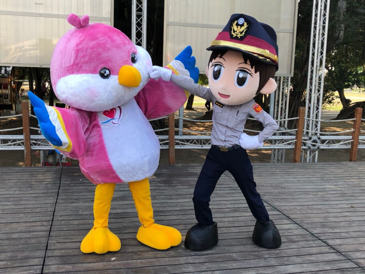 ▲高市婦幼警安心鳥陪孩子歡度兒童節。（圖／高市警局提供）