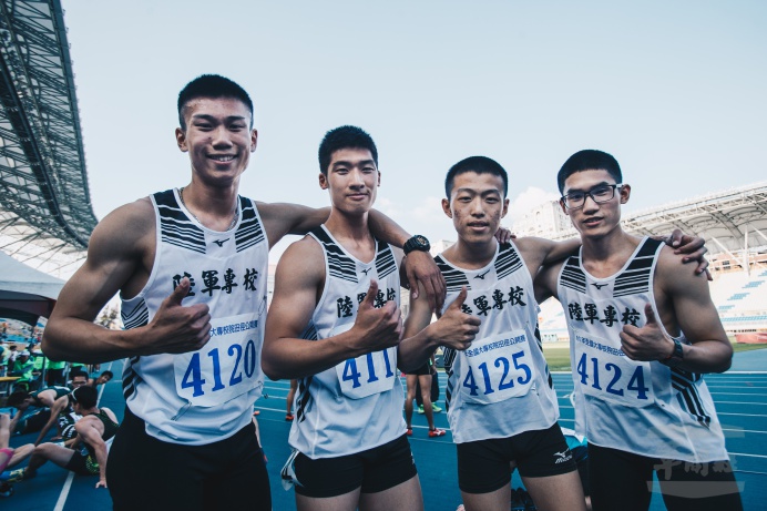 ▲ 陸軍專科學校田徑隊隊長許智傑（左2），在4x400m接力賽中帶領團隊榮獲第2名的佳績。（軍聞社記者葛芃欣攝）