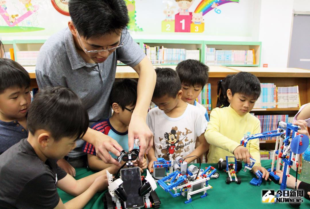 ▲新北市立圖書館金山分館推出「3D機器人創客大冒險」的體驗課程，並邀台灣十大傑出發明家的陳宏宇老師現場教學。（圖／記者陳志仁攝，2018.04.01）