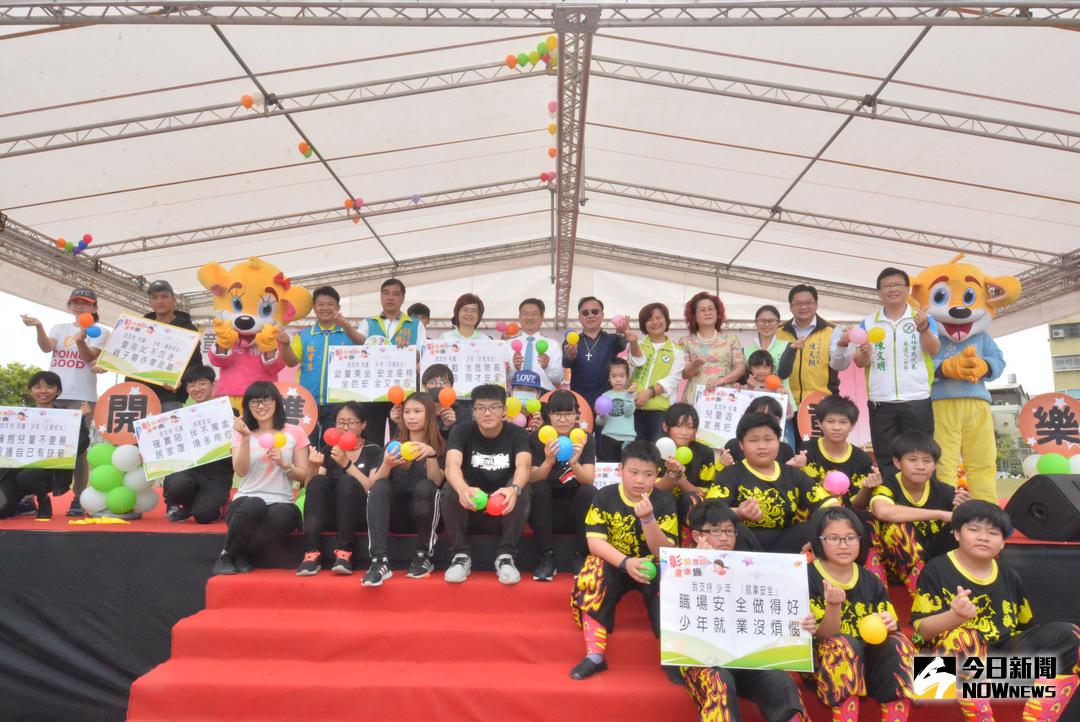 ▲彰化縣政府在「圓林園」舉辦「彰開雙臂童樂趣」兒童節慶祝活動，現場也湧入上千名親子一同歡慶兒童節。（圖／記者陳雅芳攝，2018.04.01）