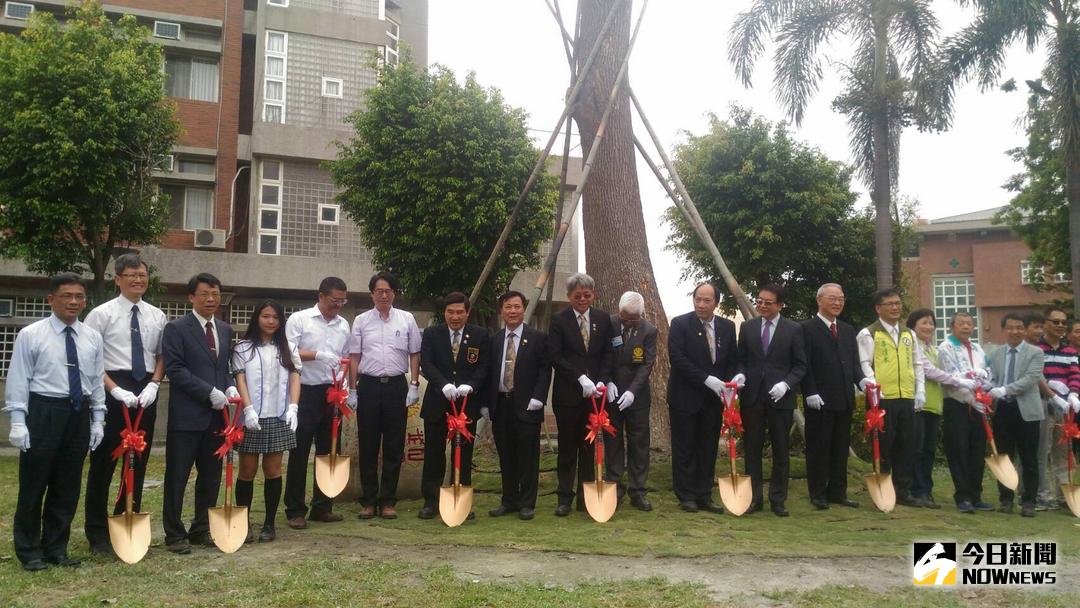 ▲溪湖高中20週年校慶系列活動，溪湖中區扶輪社暨友社致贈溪高百年大樹。（圖／記者陳雅芳攝，2018.04.01）