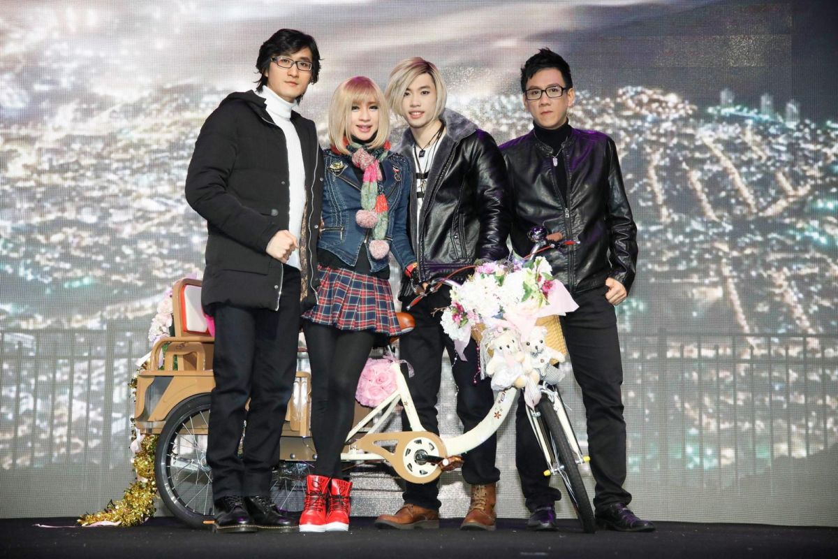 ▲鍾潔希在劇中與前男友出德文（左一）、養子馬傑飛（右二），以及演員陳永山（右一），有著親情、愛情與友情的交纏互動。（圖／澳洲飛捷娛樂製作）