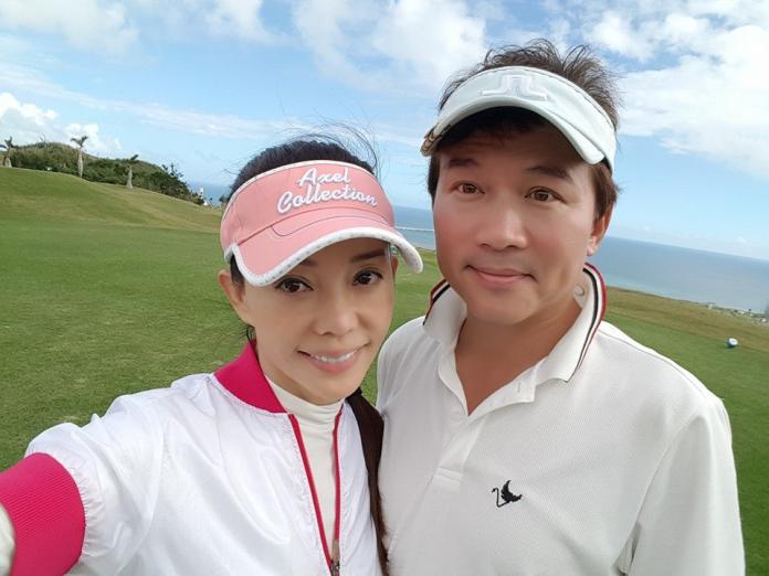 ▲孫鵬（右）、狄鶯（左）相識相戀長達28年，從閃婚、離婚到再婚都是螢光幕焦點，不過經過人生中各種磨難，兩人仍堅定牽手面對，是台灣演藝圈難得佳話。（圖／翻攝自狄鶯臉書）