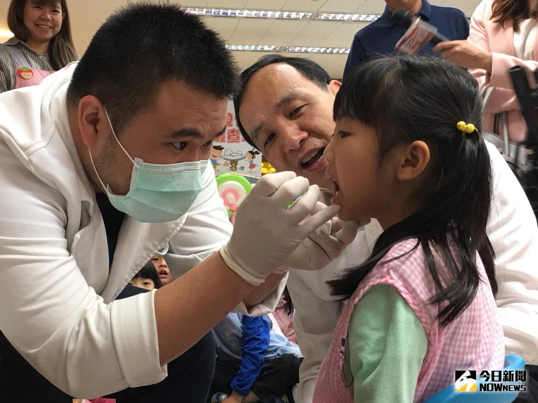 ▲新北市學齡前兒童健康檢查提供到校服務，檢查項目包括聽力、視力、口腔塗氟、身體理學檢查及兒童發展評估等，希望能早期發現病徵早期治療。（圖／記者蔡琇惠攝，2018.04.02）