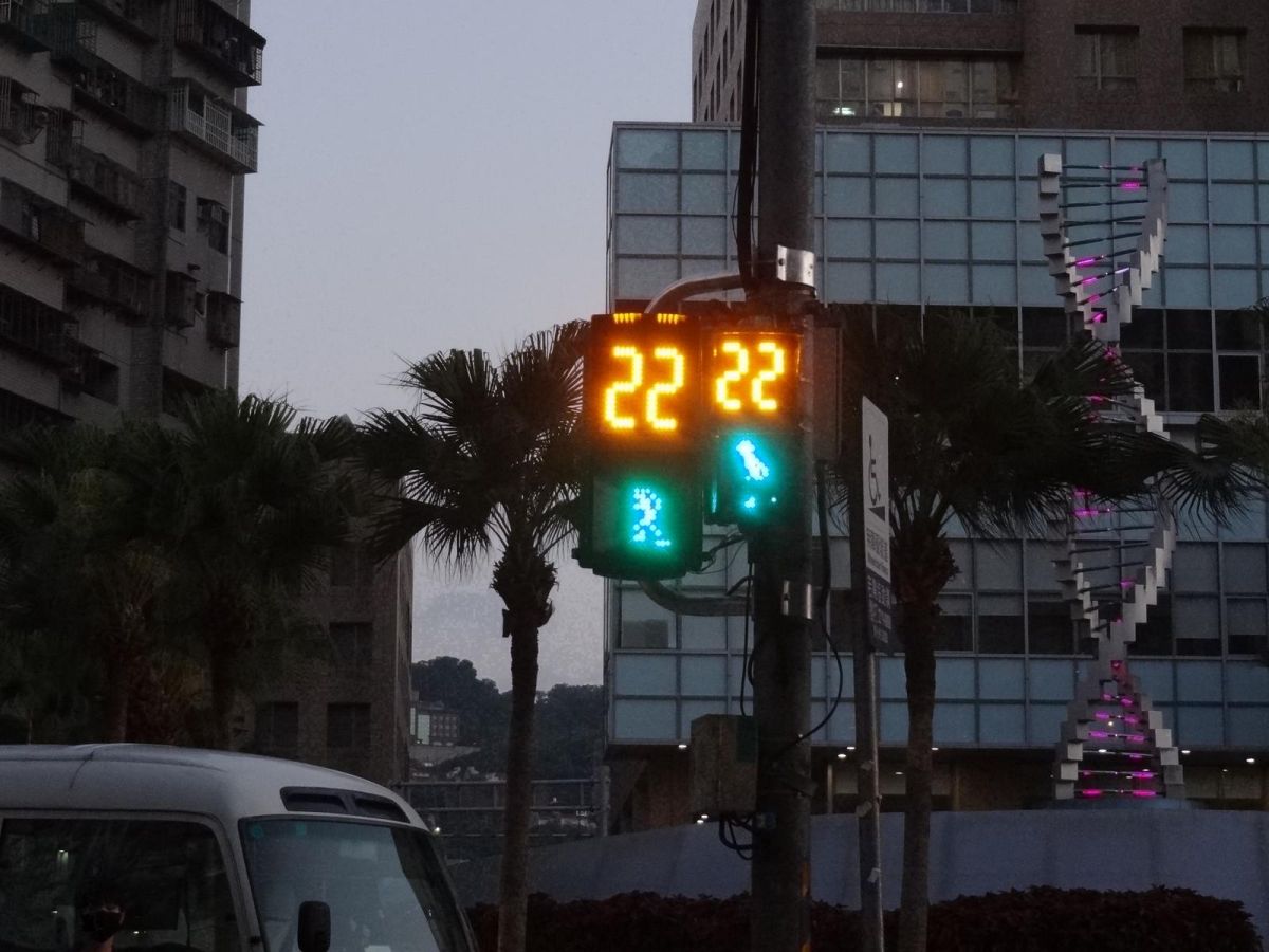 ▲新北市交通局將行人號誌燈加大，讓高齡者過路口時看燈可以不費力、看得更清楚。（圖／新北市交通局提供）