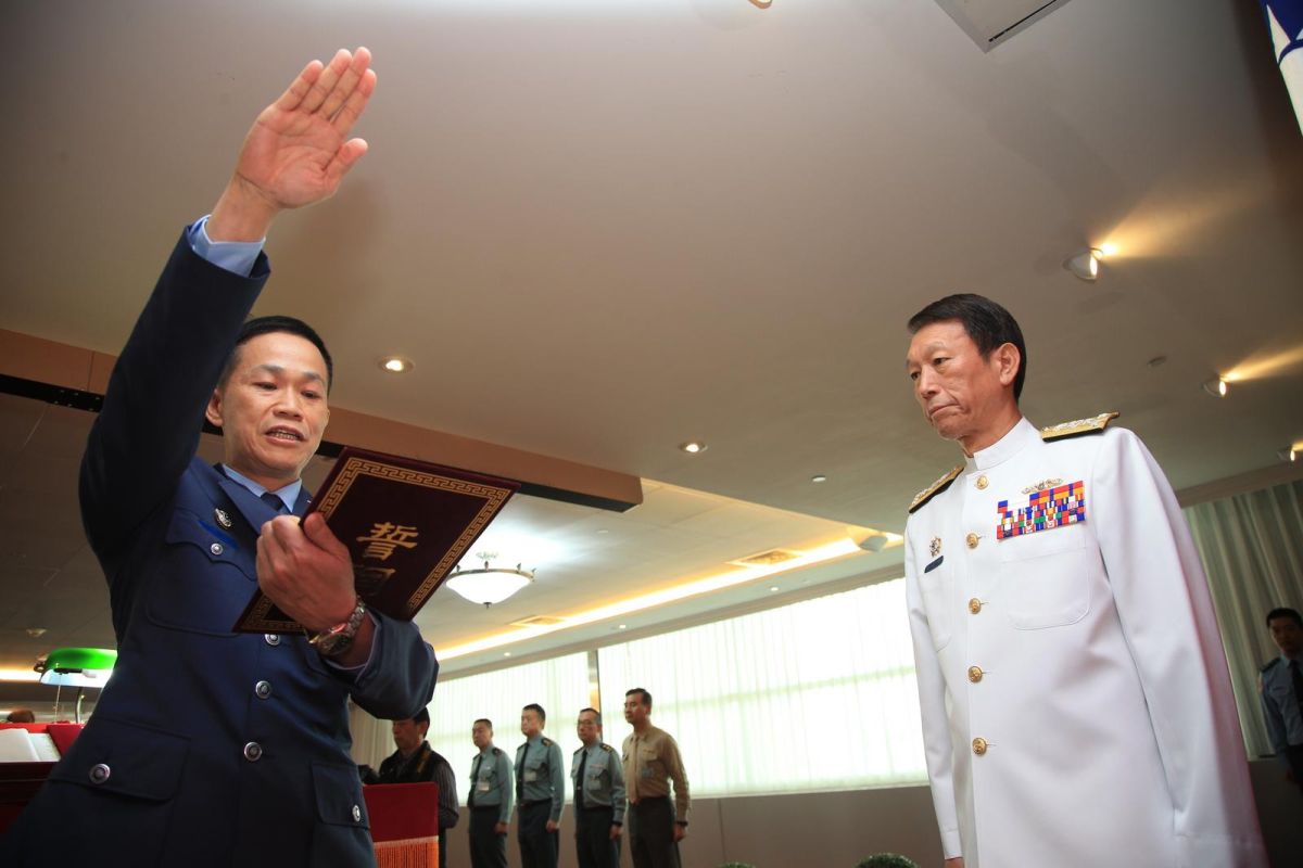 ▲國防部通信電子資訊參謀次長劉峯瑜少將\\(左\\)2日宣誓就任。（圖／軍聞社提供\\)