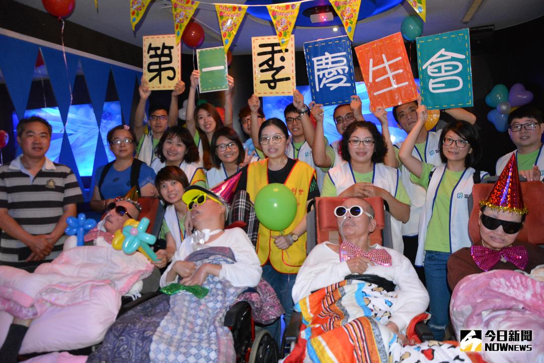 ▲嘉義創世基金至KTV為植物人唱歌開趴慶生。（圖／記者郭政隆攝影2018.4.2）