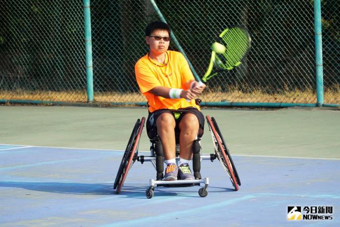 ▲大葉大學校友、輪椅網球國手黃楚茵，獲夢想資助計畫百萬圓夢金，黃楚茵每週都回母校在賴永僚老師指導下，與網球隊學弟一起練習。（圖／記者陳雅芳攝，2018.04.02）