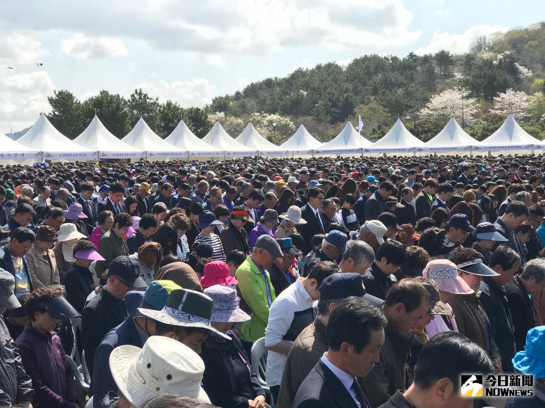 ▲上萬民眾湧入追思會場，為當年四三事件罹難者默哀。（圖／許維寧攝 , 2018.04.03）