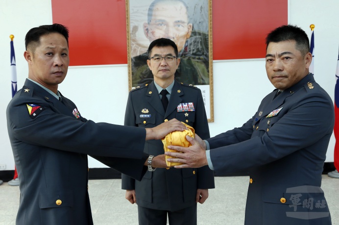 ▲ 陸軍第10軍團指揮官莫中將3日主持裝甲第586旅旅長任職布達交接典禮。（軍聞社記者卓以立攝）