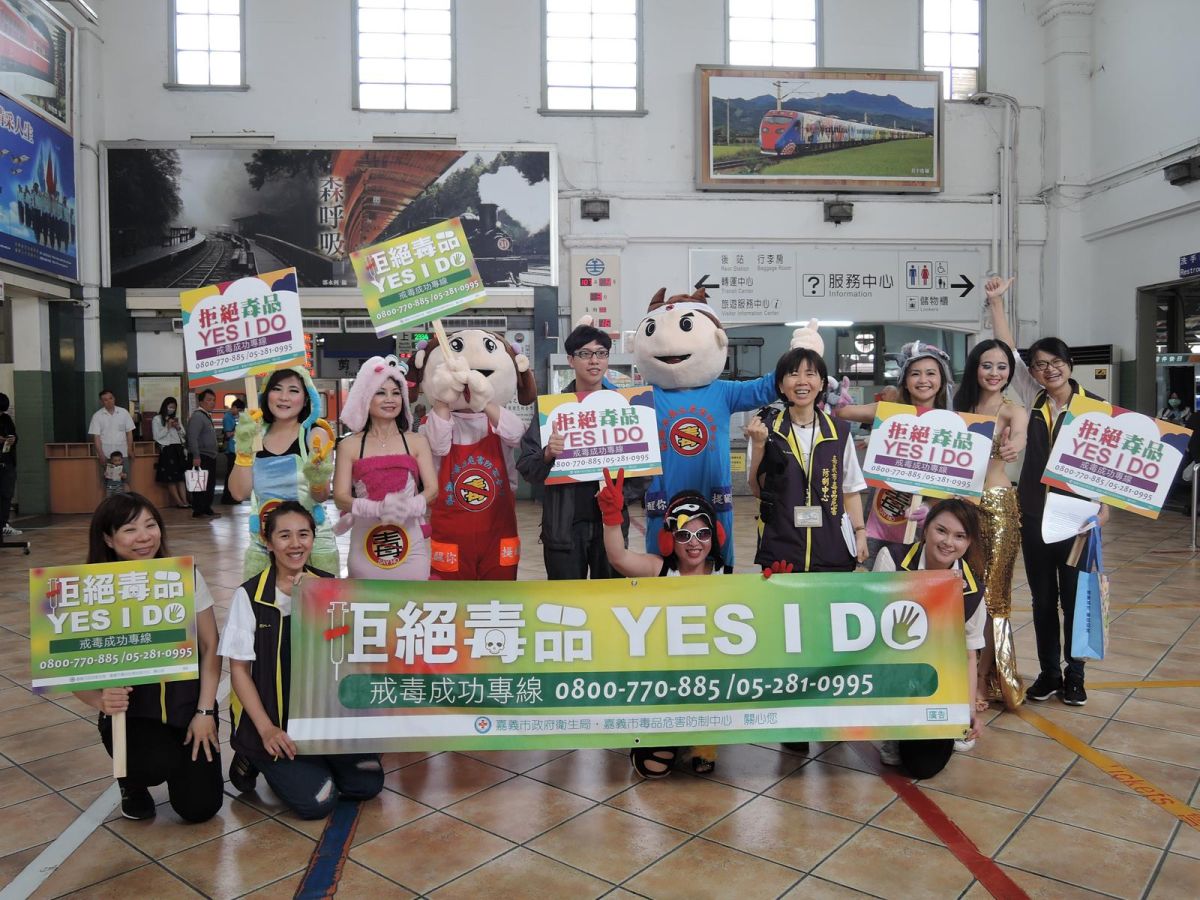 ▲衛生局在熙來攘往的嘉義市火車站大廳，安排火焰舞蹈團表演肚皮舞快閃演出。（圖／何宛青科長提供）